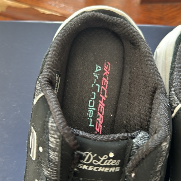 Like new nowhere and tear slip on Skechers sneakers - Picture 4 of 4